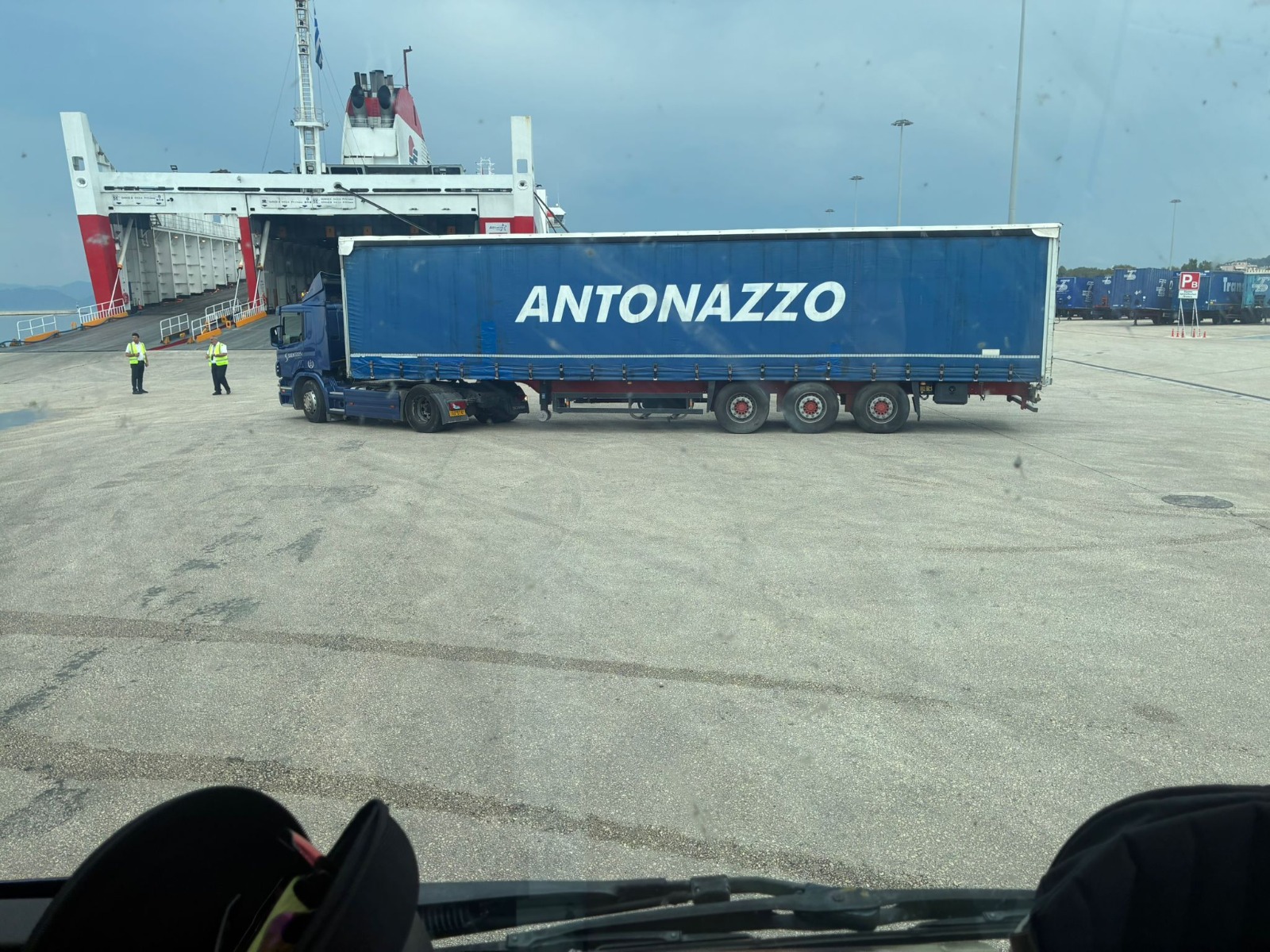 Autoarticolato Antonazzo al porto per i collegamenti tra Italia e Grecia