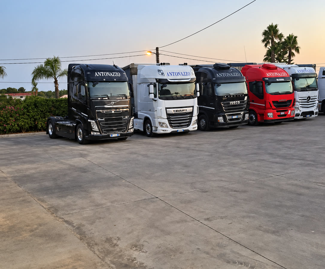 Flotta di camion Antonazzo nel piazzale aziendale